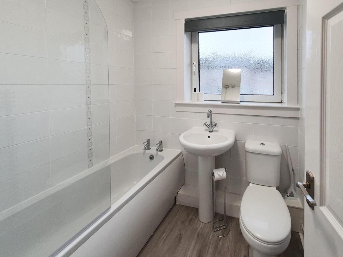 3 Bedroom House Amazon M90 Dunfermline Edinburgh Экстерьер фото
