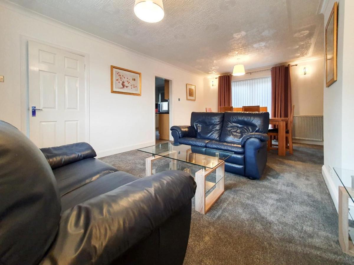 3 Bedroom House Amazon M90 Dunfermline Edinburgh Экстерьер фото