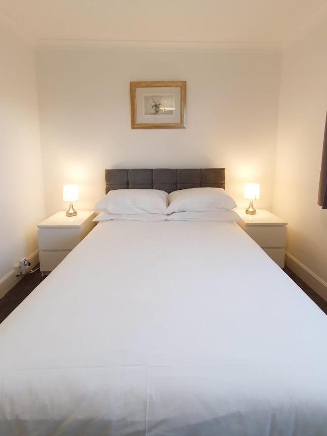 3 Bedroom House Amazon M90 Dunfermline Edinburgh Экстерьер фото